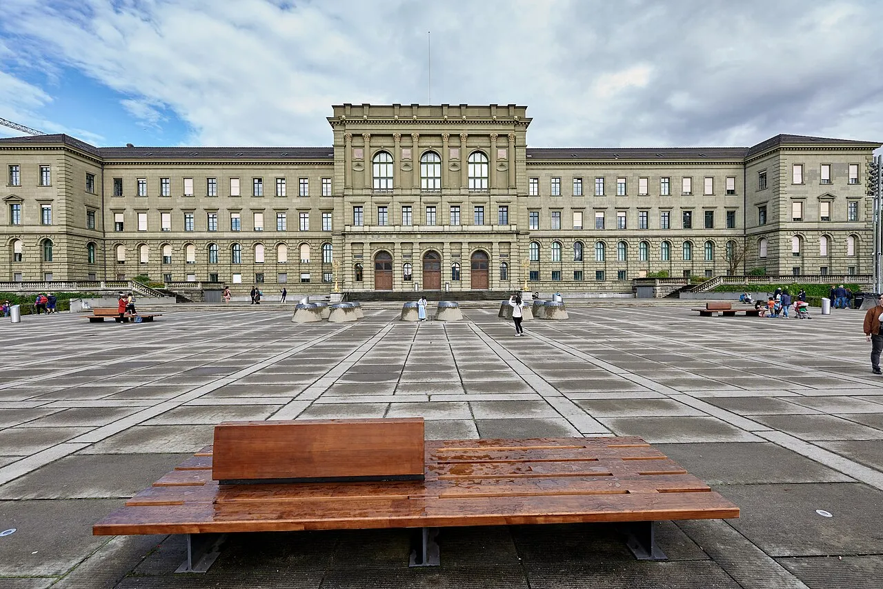 ETH Zürich Hauptgebäude mit Polyterrasse, wo die Evakuierung wegen Gasflasche stattfindet