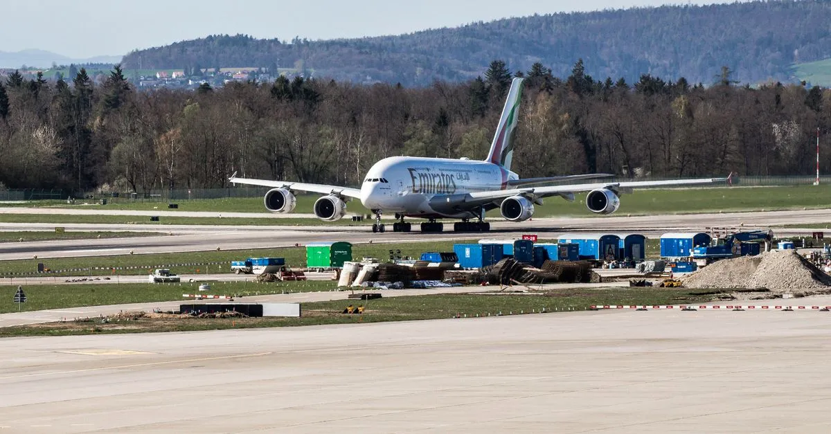 Emirates Airbus A380 am Flughafen Zürich bei klarem Wetter