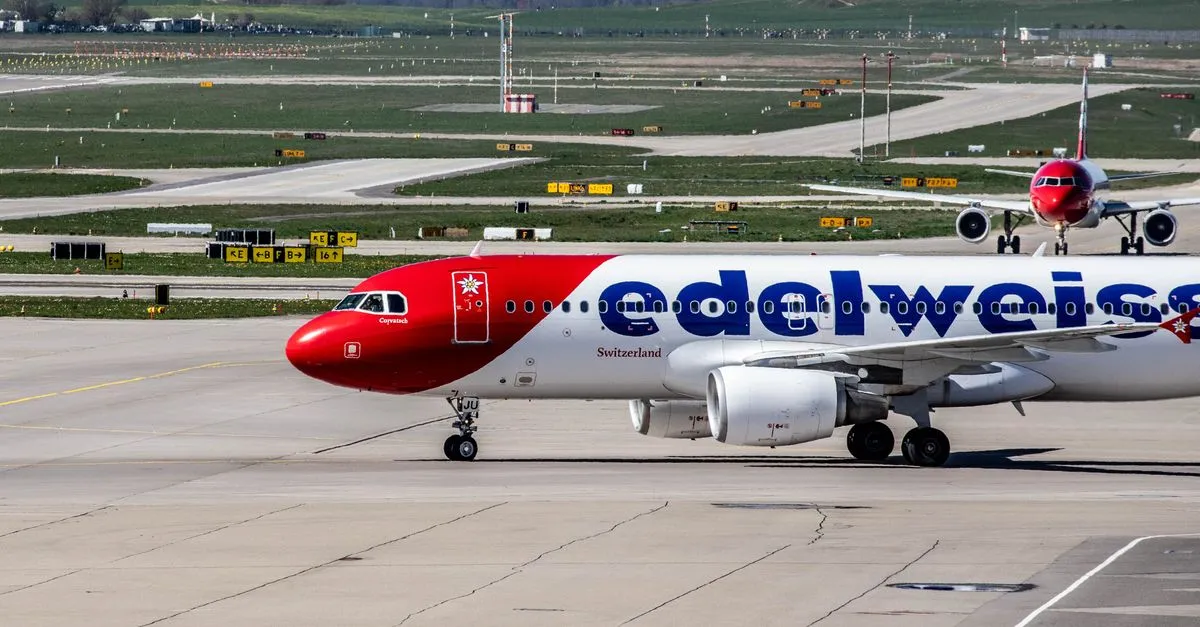 Edelweiss Air Airbus A320 auf dem Rollfeld des Flughafens Zürich an einem klaren Tag