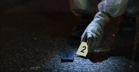 Forensische Ermittlung an einem Tatort bei Nacht