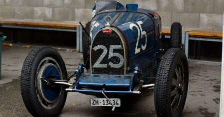 Vintage Bugatti Rennwagen mit Zürcher Kennzeichen ZH an einer Veranstaltung in der Schweiz