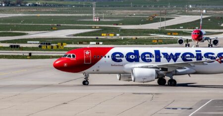 Edelweiss Air Airbus A320 auf dem Rollfeld des Flughafens Zürich an einem klaren Tag