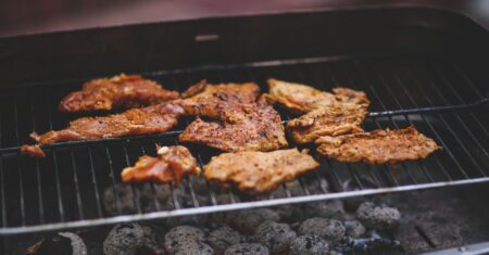 Mariniertes Fleisch auf einem Holzkohlegrill – Grillverbot in Zürich wegen Trockenheit