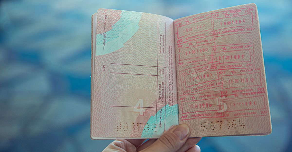 Nahaufnahme eines aufgeschlagenen Reisepasses mit verschiedenen Einreisestempeln