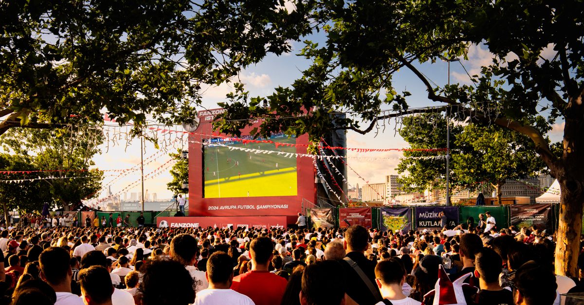 Menschenmenge schaut Fussball auf einer Grossleinwand beim Public Viewing