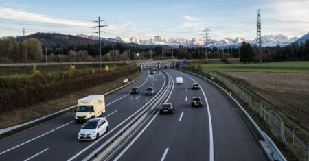 Range Rover flüchtet vor Polizei durch Zürich, Fahrer verhaftet — Symbolbild