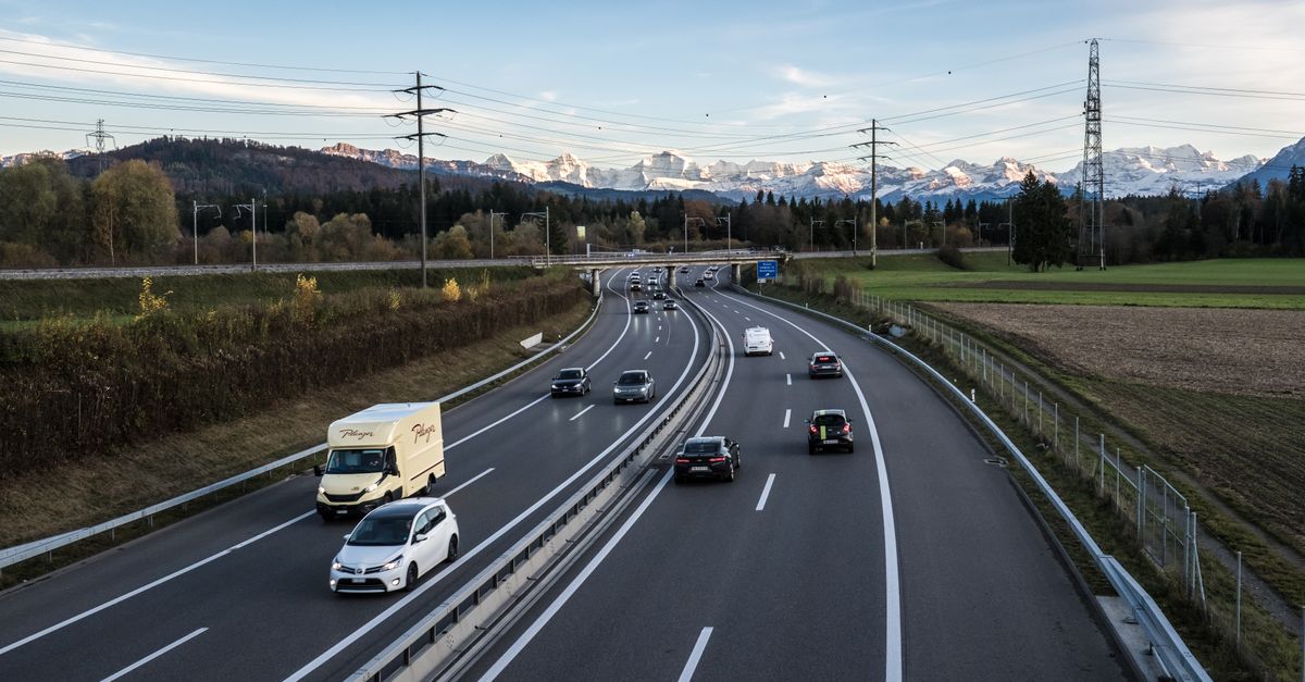 Range Rover flüchtet vor Polizei durch Zürich, Fahrer verhaftet — Symbolbild